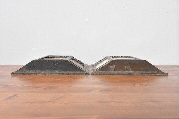 和製アンティーク　直線を組み合わせた幾何学意匠のウォールライトカバー2点　(R-085970)