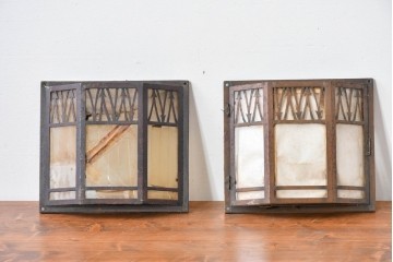 和製アンティーク　直線を組み合わせた幾何学意匠のウォールライトカバー2点　(R-085970)