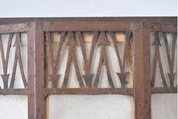 和製アンティーク　直線を組み合わせた幾何学意匠のウォールライトカバー2点　(R-085970)