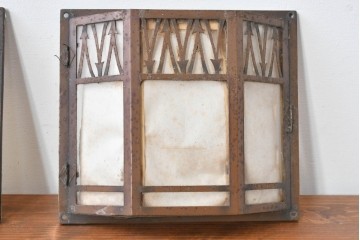 和製アンティーク　直線を組み合わせた幾何学意匠のウォールライトカバー2点　(R-085970)