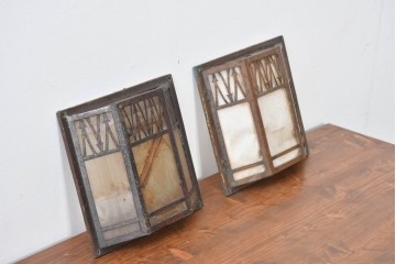 和製アンティーク　直線を組み合わせた幾何学意匠のウォールライトカバー2点　(R-085970)