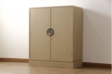 中古　衣装盆7杯付き　花文をあしらった取手装飾が優美な加茂桐箪笥　(R-085971)