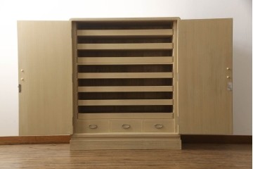 中古　衣装盆7杯付き　花文をあしらった取手装飾が優美な加茂桐箪笥　(R-085971)