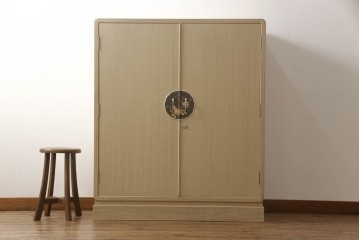 中古　衣装盆7杯付き　花文をあしらった取手装飾が優美な加茂桐箪笥　(R-085971)