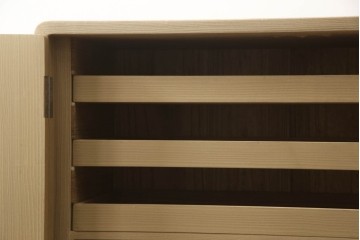 中古　衣装盆7杯付き　花文をあしらった取手装飾が優美な加茂桐箪笥　(R-085971)