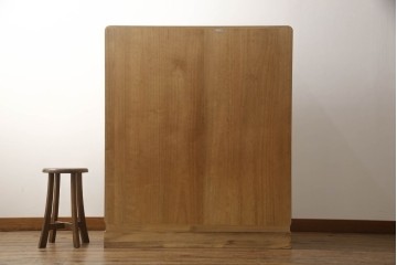 中古　衣装盆7杯付き　花文をあしらった取手装飾が優美な加茂桐箪笥　(R-085971)