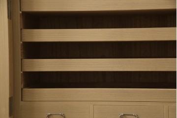 中古　衣装盆7杯付き　花文をあしらった取手装飾が優美な加茂桐箪笥　(R-085971)