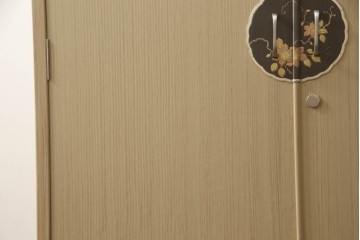 中古　衣装盆7杯付き　花文をあしらった取手装飾が優美な加茂桐箪笥　(R-085971)