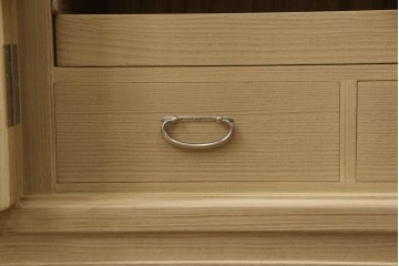 中古　衣装盆7杯付き　花文をあしらった取手装飾が優美な加茂桐箪笥　(R-085971)