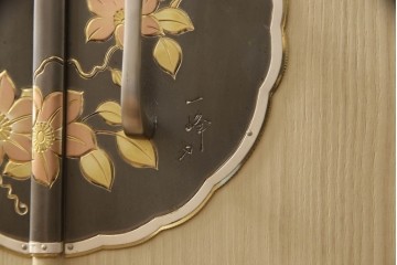 中古　衣装盆7杯付き　花文をあしらった取手装飾が優美な加茂桐箪笥　(R-085971)