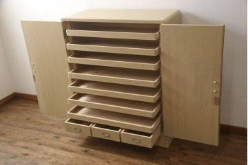 中古　衣装盆7杯付き　花文をあしらった取手装飾が優美な加茂桐箪笥　(R-085971)