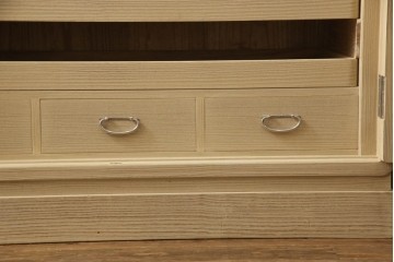 中古　衣装盆7杯付き　花文をあしらった取手装飾が優美な加茂桐箪笥　(R-085971)