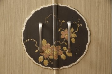 中古　衣装盆7杯付き　花文をあしらった取手装飾が優美な加茂桐箪笥　(R-085971)