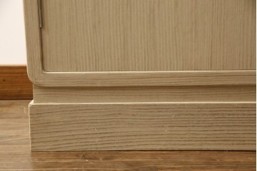 中古　衣装盆7杯付き　花文をあしらった取手装飾が優美な加茂桐箪笥　(R-085971)