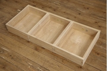 中古　衣装盆7杯付き　花文をあしらった取手装飾が優美な加茂桐箪笥　(R-085971)