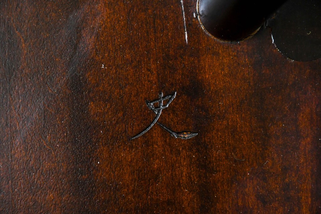 中古　松本民芸家具　背もたれの意匠が美しいA型サムバックチェア　定価約14万円　(R-085977)