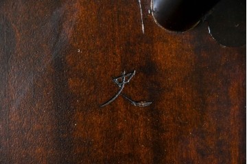 中古　松本民芸家具　背もたれの意匠が美しいA型サムバックチェア　定価約14万円　(R-085977)