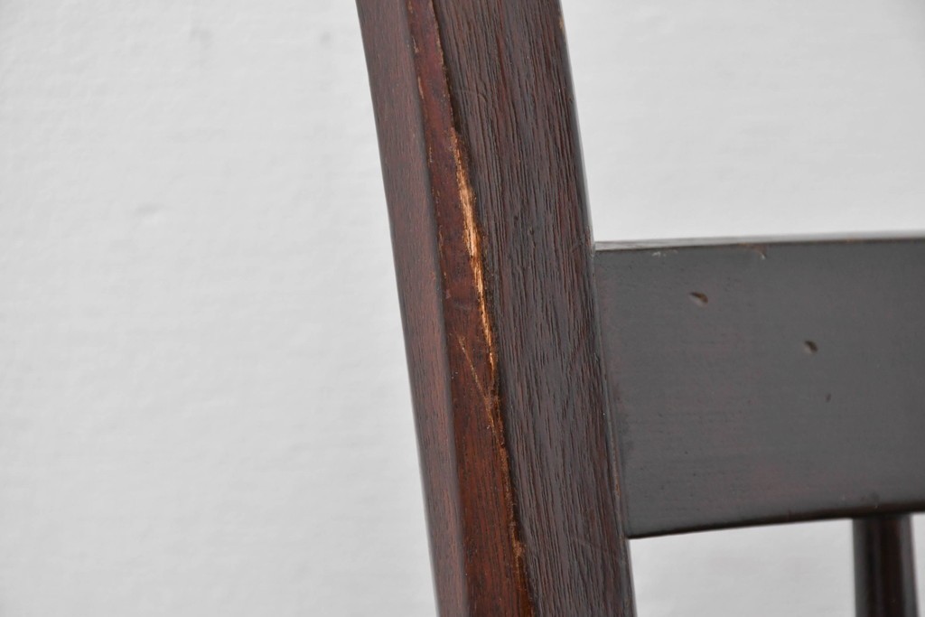 中古　松本民芸家具　背もたれの意匠が美しいA型サムバックチェア　笠木にイニシャル入り　定価約14万円　(R-085978)