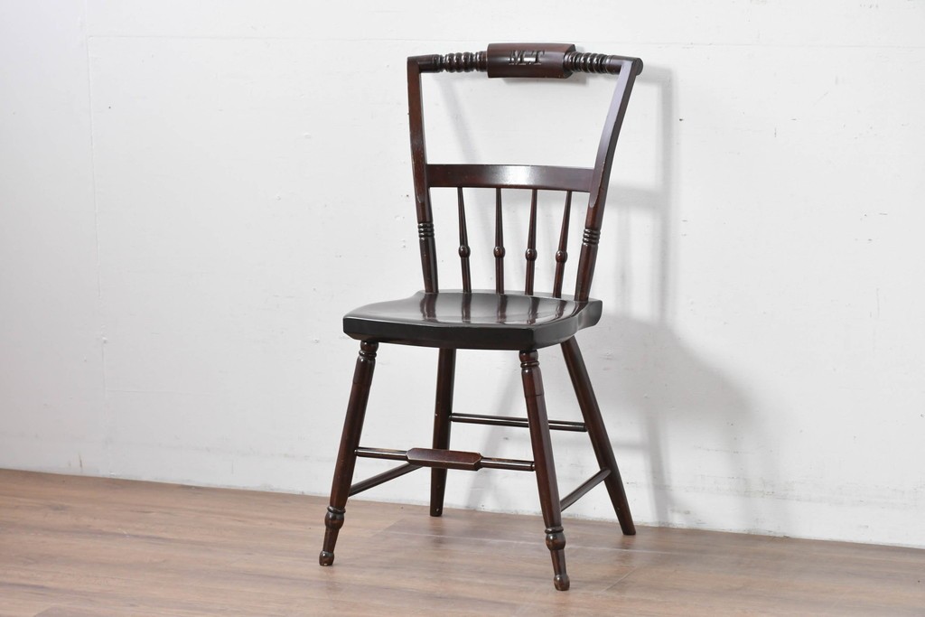 中古　松本民芸家具　背もたれの意匠が美しいA型サムバックチェア　笠木にイニシャル入り　定価約14万円　(R-085978)