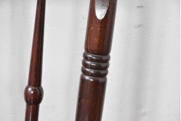 中古　松本民芸家具　背もたれの意匠が美しいA型サムバックチェア　笠木にイニシャル入り　定価約14万円　(R-085978)