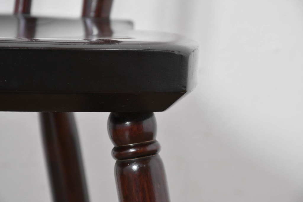 中古　松本民芸家具　背もたれの意匠が美しいA型サムバックチェア　笠木にイニシャル入り　定価約14万円　(R-085978)