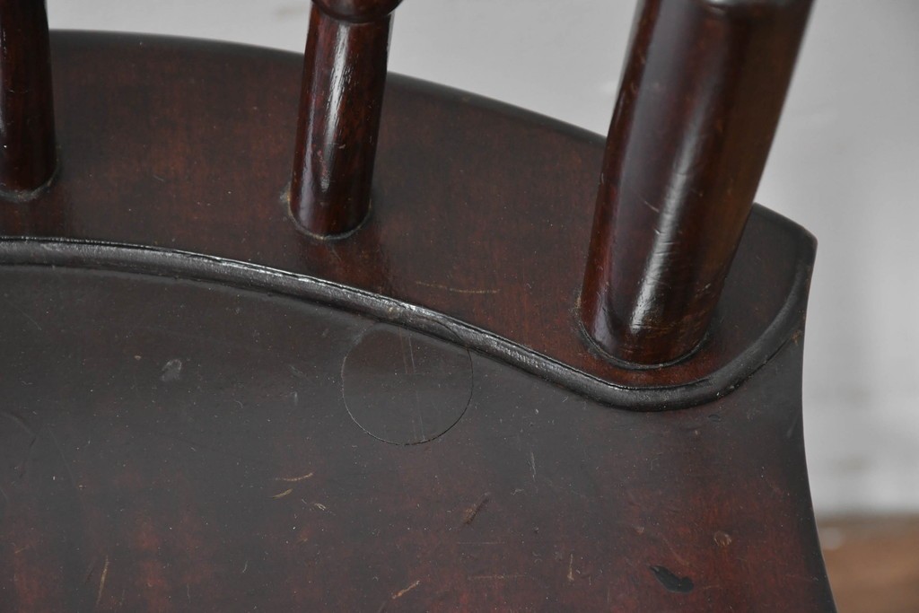 中古　松本民芸家具　背もたれの意匠が美しいA型サムバックチェア　笠木にイニシャル入り　定価約14万円　(R-085978)