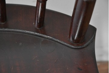 中古　松本民芸家具　背もたれの意匠が美しいA型サムバックチェア　笠木にイニシャル入り　定価約14万円　(R-085978)