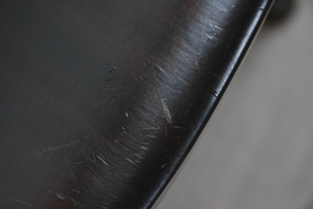 中古　松本民芸家具　背もたれの意匠が美しいA型サムバックチェア　笠木にイニシャル入り　定価約14万円　(R-085978)