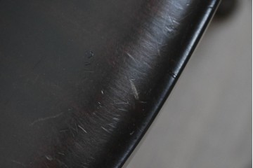 中古　松本民芸家具　背もたれの意匠が美しいA型サムバックチェア　笠木にイニシャル入り　定価約14万円　(R-085978)