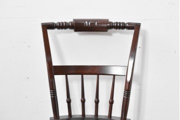 中古　松本民芸家具　背もたれの意匠が美しいA型サムバックチェア　笠木にイニシャル入り　定価約14万円　(R-085978)