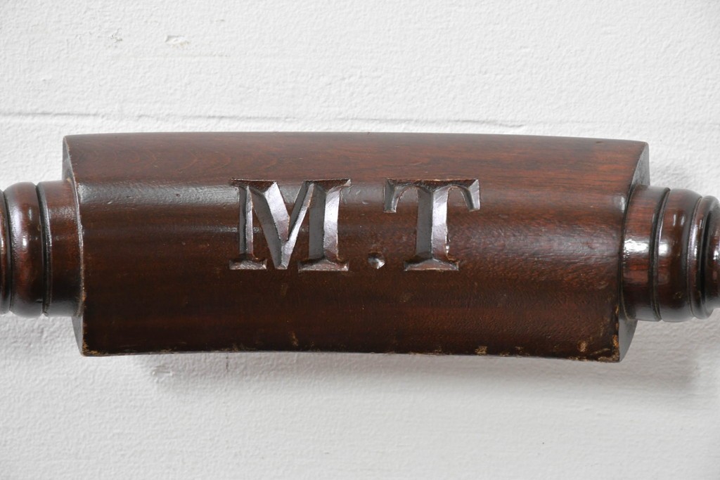 中古　松本民芸家具　背もたれの意匠が美しいA型サムバックチェア　笠木にイニシャル入り　定価約14万円　(R-085978)