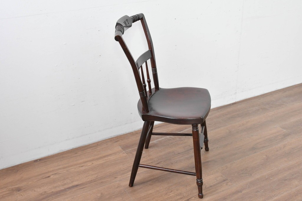 中古　松本民芸家具　背もたれの意匠が美しいA型サムバックチェア　笠木にイニシャル入り　定価約14万円　(R-085978)