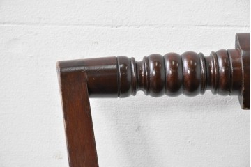 中古　松本民芸家具　背もたれの意匠が美しいA型サムバックチェア　笠木にイニシャル入り　定価約14万円　(R-085978)