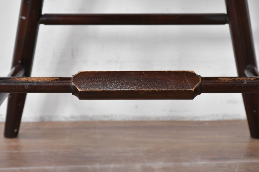 中古　松本民芸家具　背もたれの意匠が美しいA型サムバックチェア　笠木にイニシャル入り　定価約14万円　(R-085978)