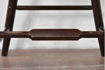 中古　松本民芸家具　背もたれの意匠が美しいA型サムバックチェア　笠木にイニシャル入り　定価約14万円　(R-085978)