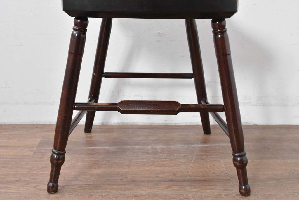 中古　松本民芸家具　背もたれの意匠が美しいA型サムバックチェア　笠木にイニシャル入り　定価約14万円　(R-085978)