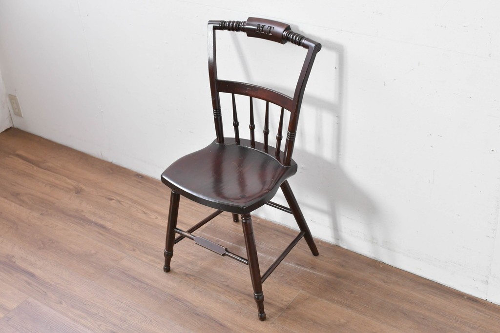 中古　松本民芸家具　背もたれの意匠が美しいA型サムバックチェア　笠木にイニシャル入り　定価約14万円　(R-085978)