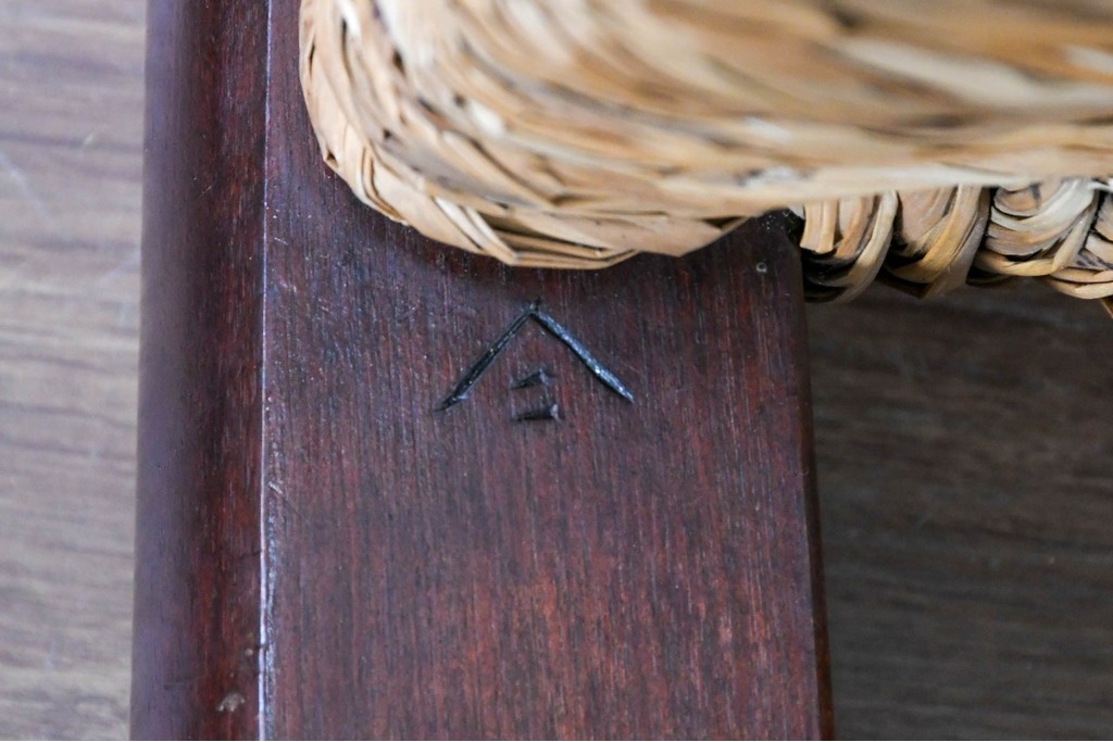 中古　松本民芸家具　ラッシ座面　波打つ背板が特徴の#22型ラダーバックチェア4脚セット　定価(4脚合計)約64万円　(R-085986)