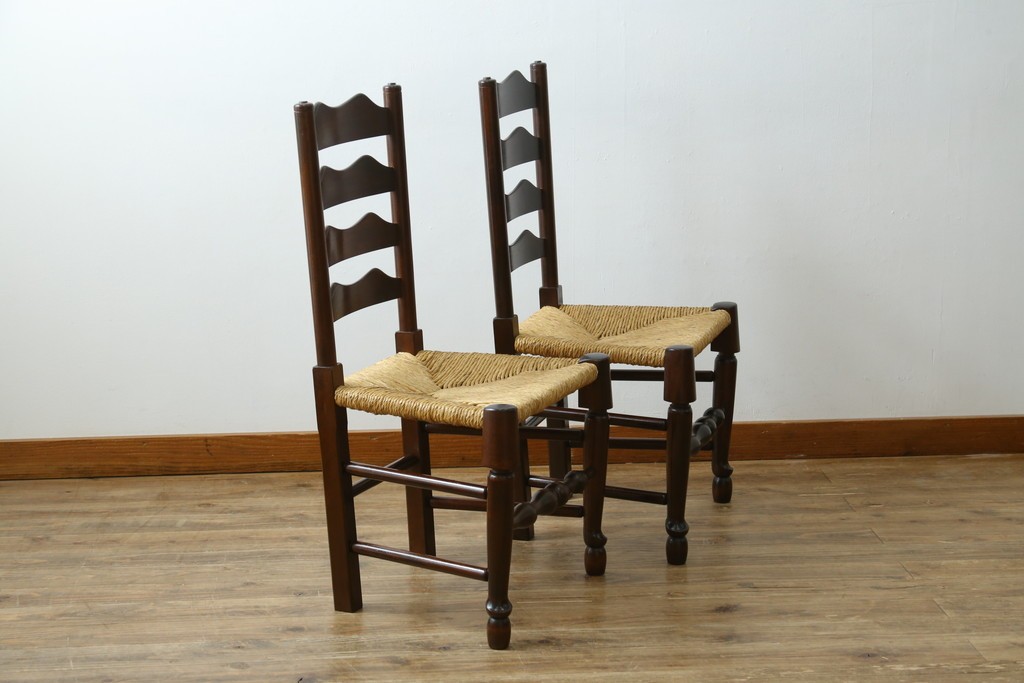 中古　松本民芸家具　ラッシ座面　波打つ背板が特徴の#22型ラダーバックチェア2脚セット　定価(2脚合計)約32万円　(R-085988)