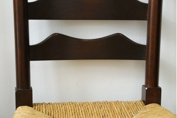 中古　松本民芸家具　ラッシ座面　波打つ背板が特徴の#22型ラダーバックチェア2脚セット　定価(2脚合計)約32万円　(R-085988)