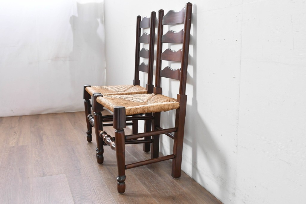 中古　松本民芸家具　ラッシ座面　波打つ背板が特徴の#22型ラダーバックチェア2脚セット　定価(2脚合計)約32万円　(R-085988)