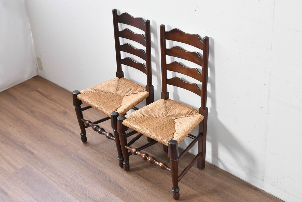 中古　松本民芸家具　ラッシ座面　波打つ背板が特徴の#22型ラダーバックチェア2脚セット　定価(2脚合計)約32万円　(R-085988)