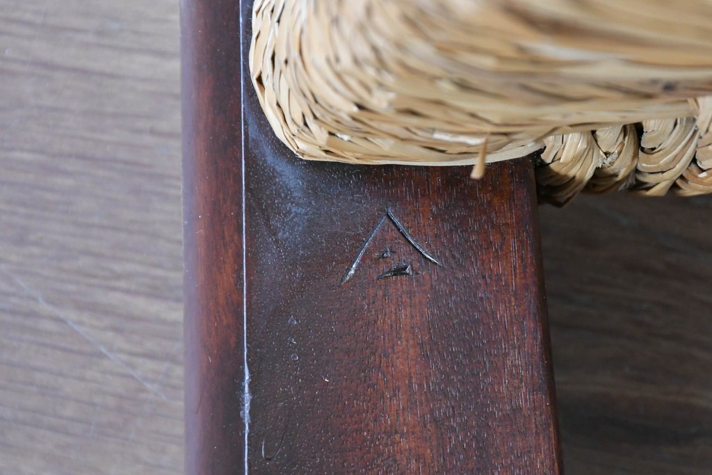 中古　松本民芸家具　ラッシ座面　波打つ背板が特徴の#22型ラダーバックチェア2脚セット　定価(2脚合計)約32万円　(R-085988)