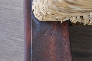 中古　松本民芸家具　ラッシ座面　波打つ背板が特徴の#22型ラダーバックチェア2脚セット　定価(2脚合計)約32万円　(R-085988)