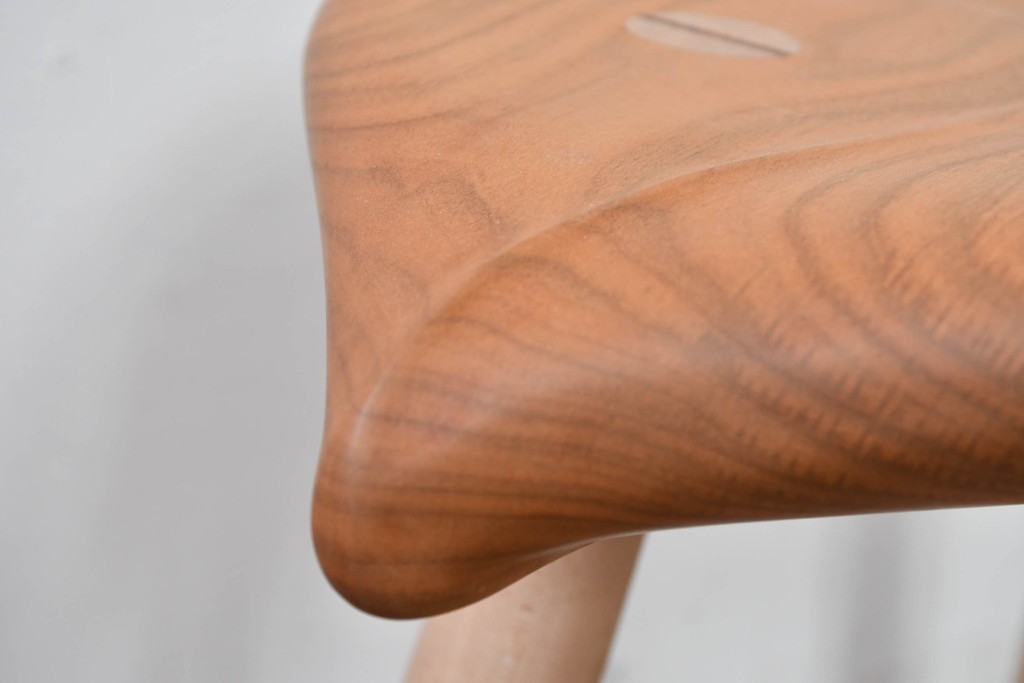 中古　木工房 大地　葉のような座面デザインのリーブベンチ　(R-085990)