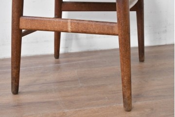 デンマーク　希少なヴィンテージ品　北欧家具　老舗家具メーカー CARL HANSEN&SON(カール・ハンセン&サン)　ハンス J. ウェグナー(HANS J. WEGNER)デザイン　CH24　特徴的なラインを描くYチェア　(R-085991)