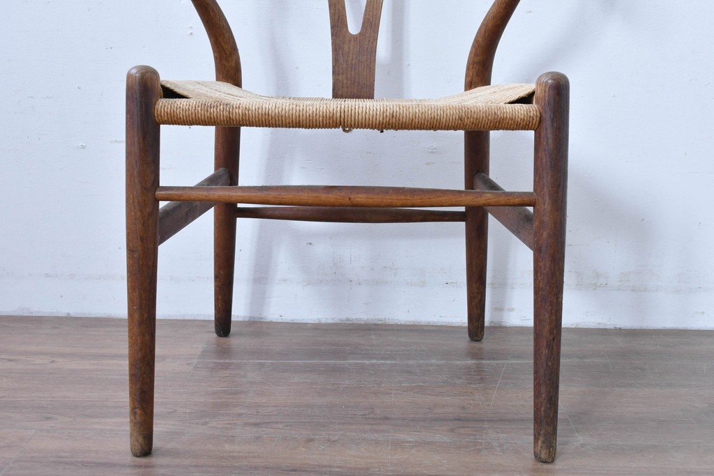 デンマーク　希少なヴィンテージ品　北欧家具　老舗家具メーカー CARL HANSEN&SON(カール・ハンセン&サン)　ハンス J. ウェグナー(HANS J. WEGNER)デザイン　CH24　特徴的なラインを描くYチェア　(R-085991)
