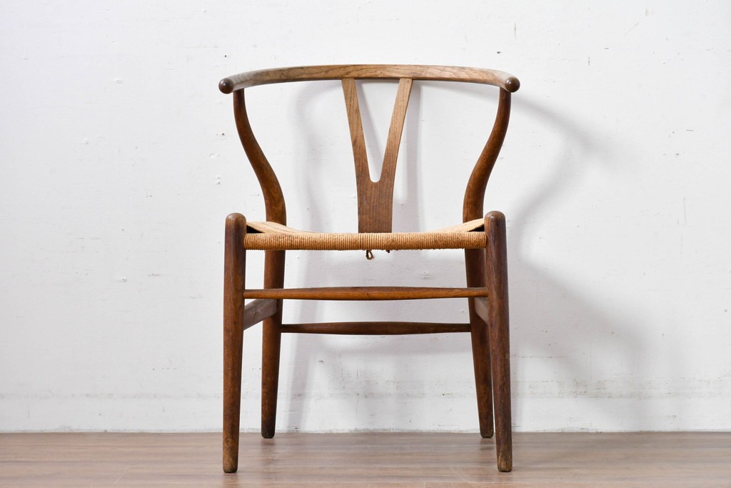 デンマーク　希少なヴィンテージ品　北欧家具　老舗家具メーカー CARL HANSEN&SON(カール・ハンセン&サン)　ハンス J. ウェグナー(HANS J. WEGNER)デザイン　CH24　特徴的なラインを描くYチェア　(R-085991)