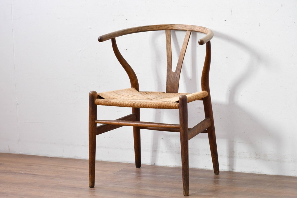 デンマーク　希少なヴィンテージ品　北欧家具　老舗家具メーカー CARL HANSEN&SON(カール・ハンセン&サン)　ハンス J. ウェグナー(HANS J. WEGNER)デザイン　CH24　特徴的なラインを描くYチェア　(R-085991)