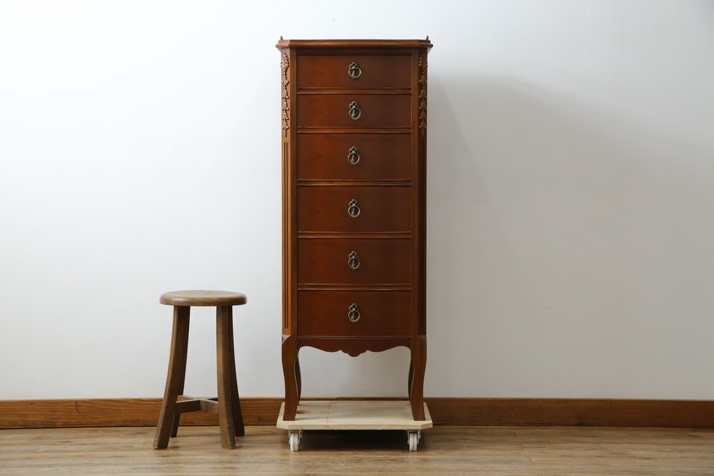 中古　美品　希少な廃番品　LYNN・HOLLYN(リン・ホーリン)　細かな装飾と曲線脚が上品な縦型チェスト　(R-085992)